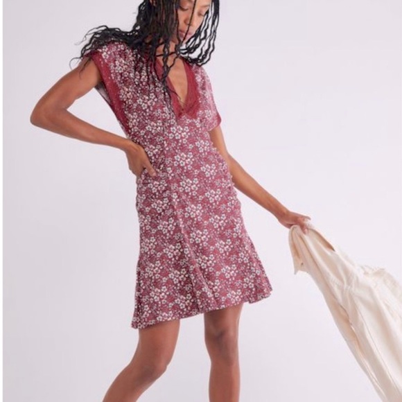 Free People Dresses & Skirts - NWOT Free People sweet talker floral lace V neck ruched keyhole mini dress